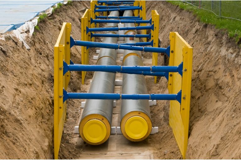 pipes for a heat network in a trench in the ground